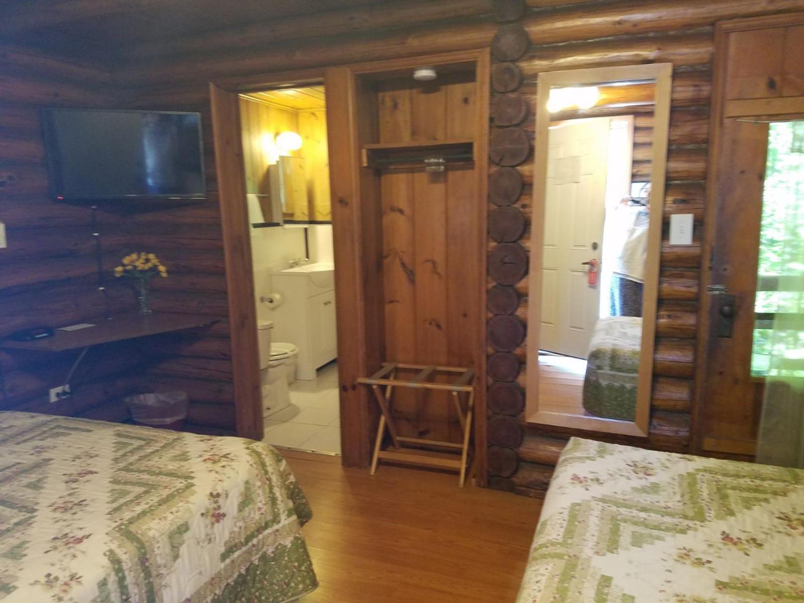 Seven Dwarfs Cabin - On The Brook Cabins レイク・ジョージ エクステリア 写真