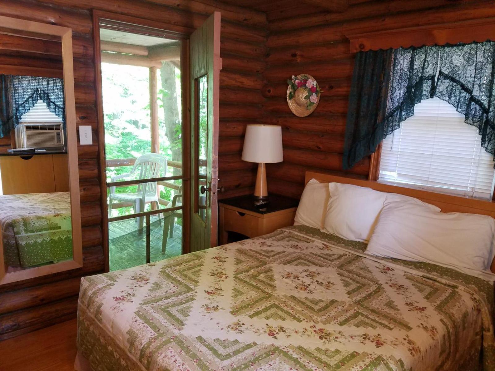 Seven Dwarfs Cabin - On The Brook Cabins レイク・ジョージ エクステリア 写真