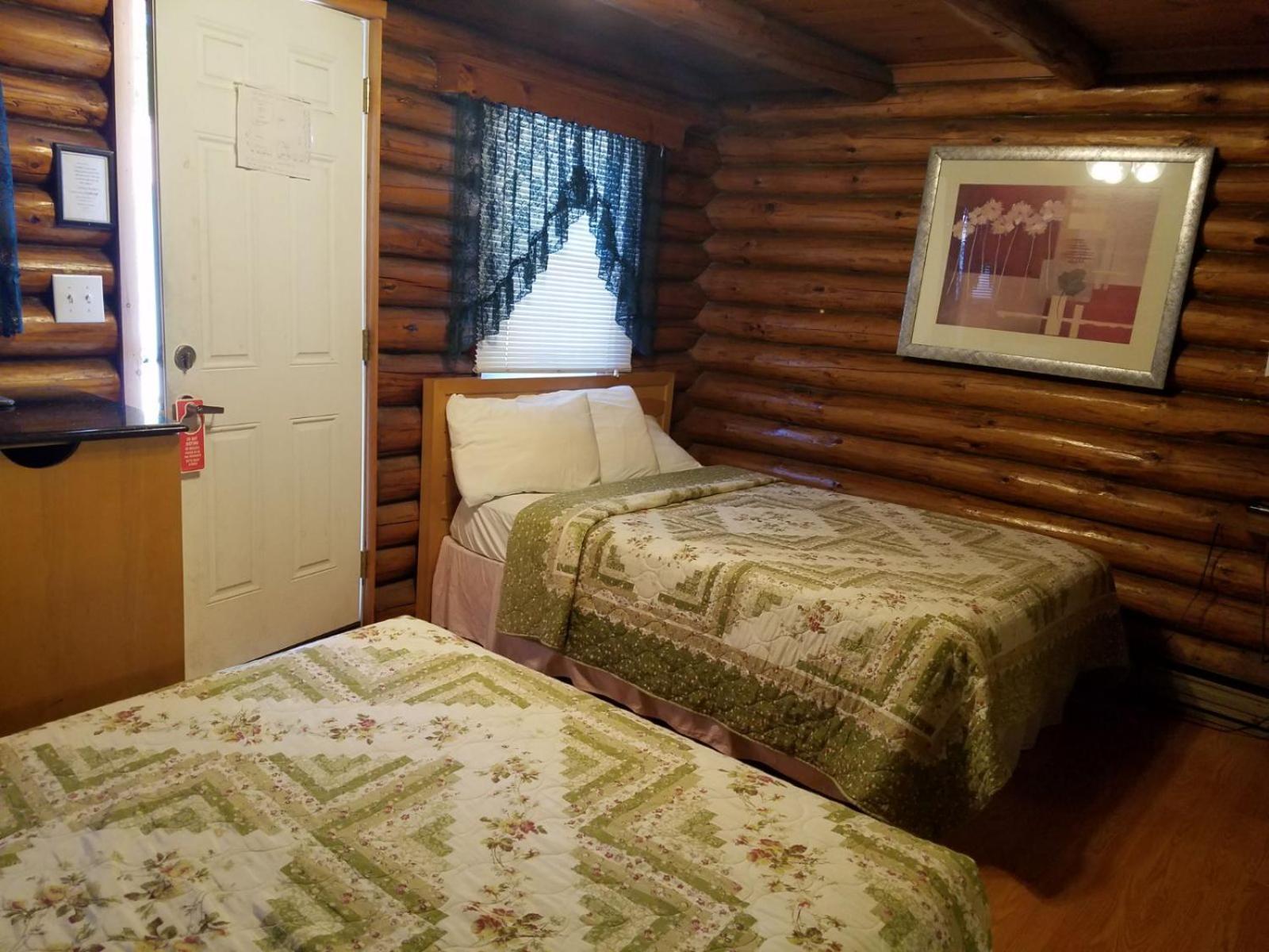 Seven Dwarfs Cabin - On The Brook Cabins レイク・ジョージ エクステリア 写真